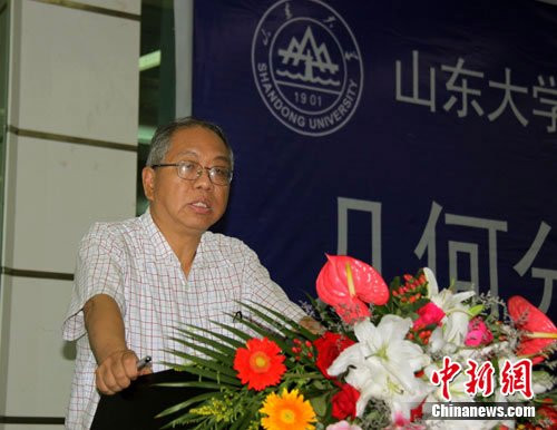 丘成桐:全国高校校长吃请费用够培养千名教授