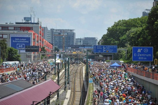 德国200万人聚集在高速路上享受休闲时光(组图)