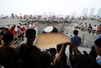 组图：洪峰通过重庆，漫入朝天门码头