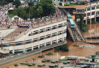 组图：洪峰通过重庆，漫入朝天门码头