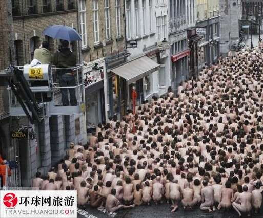 全球各地盛大的多人裸体行为艺术