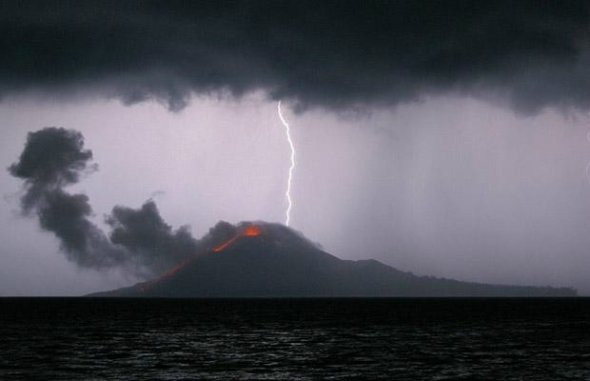 闪电击中喀拉喀托火山