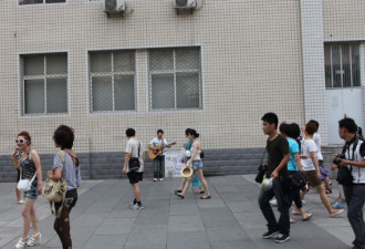 北京“装穷哥”当街征婚，遇城管大妈