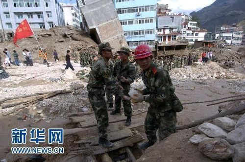 甘肃舟曲泥石流已致127人遇难1294人失踪