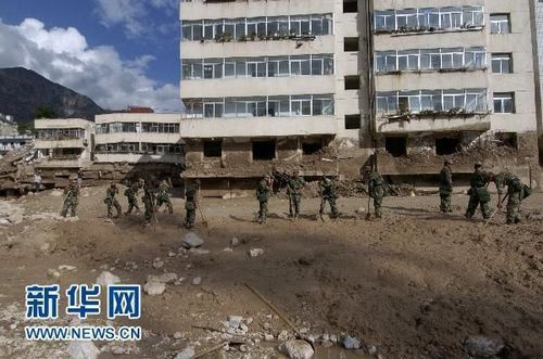 甘肃舟曲泥石流已致127人遇难1294人失踪