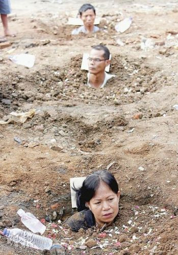印尼雅加达民众将自己