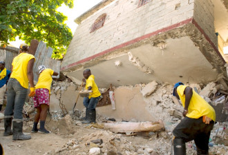 海地震后半年：废墟尸体混堆成万人坑