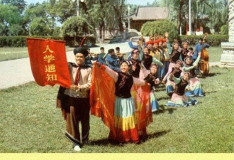 老照片：70年代北大学生生活的宣传画