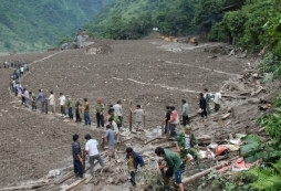 云南贡山泥石流宽300多米致67人失踪