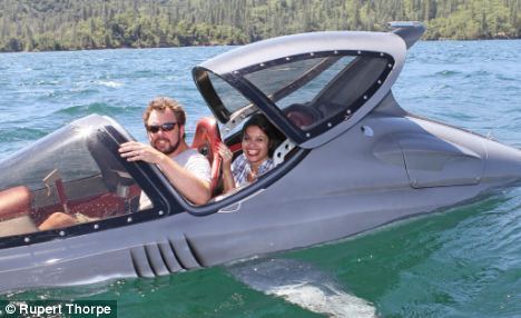 美富翁制造007式“鲨鱼潜艇” 可跃出水面近4米
