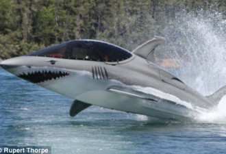 富翁造007式鲨鱼潜艇  跃出水面近4米