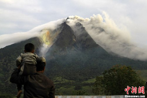 印尼火山时隔400年再次喷发岩浆流至数公里外