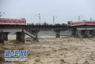 险：列客车两节车厢坠河，六节悬桥上