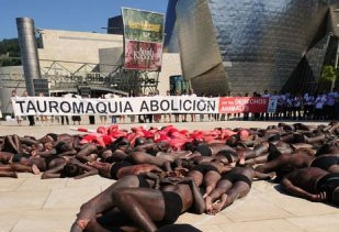 西班牙数百人裸体集会，呼吁取消斗牛