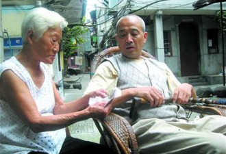 87岁老太为补贴家用蹬三轮卖衣11年