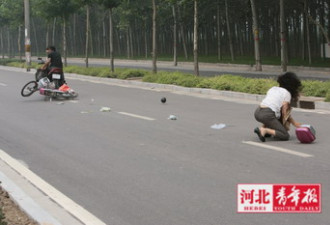 实拍：飞车党抢劫，女子倒地车被拖行