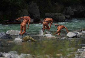 中国日报：裸体纤夫再现湖北神农溪畔