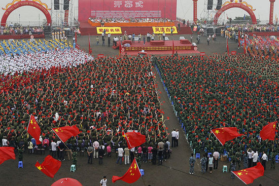 重庆万人冒雨齐唱抗日战争歌曲(组图)