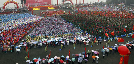 重庆万人冒雨齐唱抗日战争歌曲(组图)