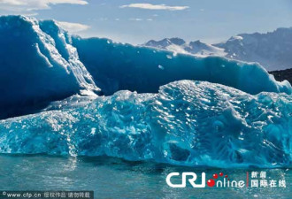 摄影师阿根廷拍到蓝冰山 透明如琉璃