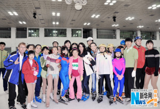 章子怡韩国宣传特奥 穿滑冰鞋意外摔跤