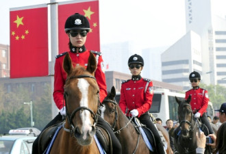 很酷：大连女骑警装备新马刀亮相街头