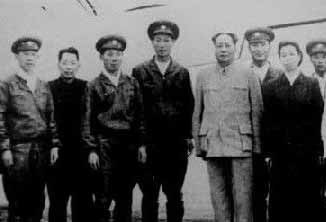 毛泽东专机内景照片曝光：配桌椅床铺