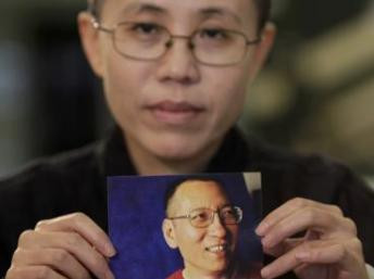 刘晓波之妻刘霞10月3日与媒体谈话时手举丈夫照片