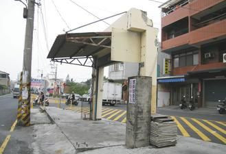 台湾最牛钉子户死守门柱，成街头奇景