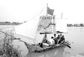 湖南男乘饮料瓶船漂流到上海观看世博