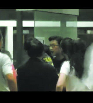 汪峰带吉他登机被拒 咆哮要砸香港机场(图)