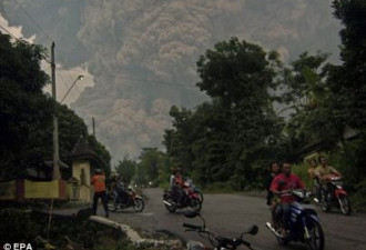 震撼现场：印尼火山再度喷发景象恐怖