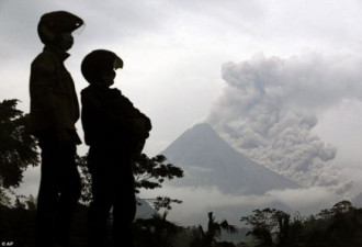 震撼现场：印尼火山再度喷发景象恐怖