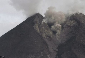 震撼现场：印尼火山再度喷发景象恐怖