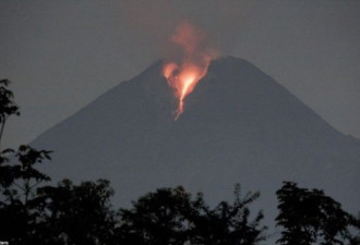 震撼现场：印尼火山再度喷发景象恐怖