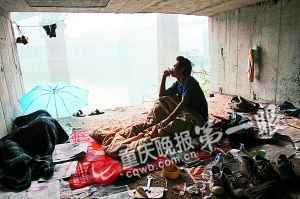 贪赌输掉几百万 富二代睡进桥洞 看他落魄成什么样(组图)