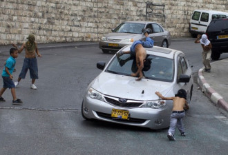 以色列司机开车撞飞巴勒斯坦青年瞬间