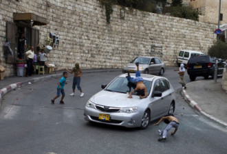 以色列司机开车撞飞巴勒斯坦青年瞬间