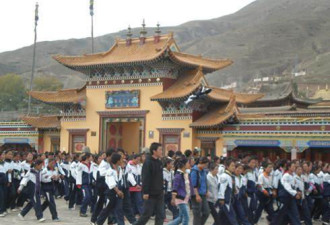 青海藏族学生示威，反对推行汉语授课