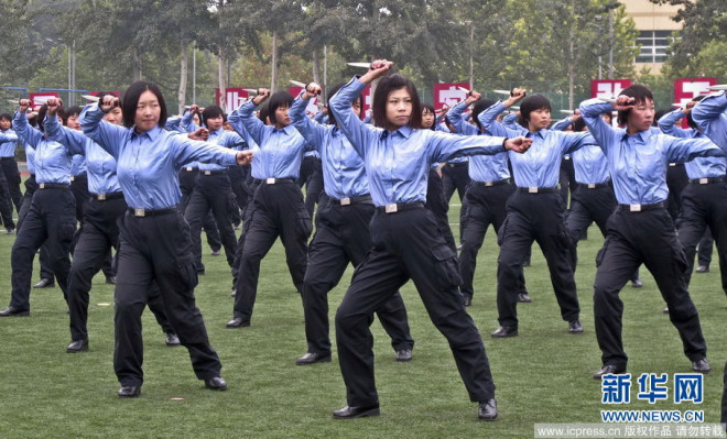 高清图：中国公安大学新生开学 女学员表演匕首操