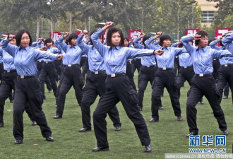 公安大学新生开学 女学员表演匕首操