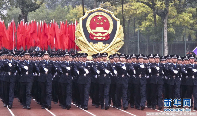 高清图：中国公安大学新生开学 女学员表演匕首操