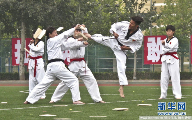 高清图：中国公安大学新生开学 女学员表演匕首操