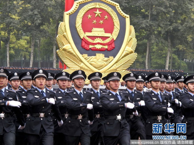 高清图：中国公安大学新生开学 女学员表演匕首操