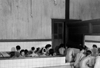 老照片：日本40年代女艺伎的集体沐浴