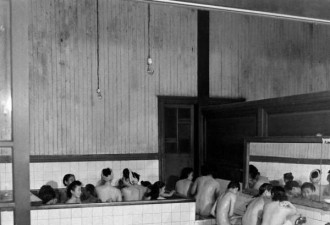 老照片：日本40年代女艺伎的集体沐浴
