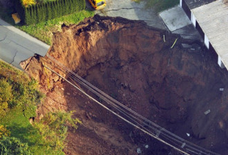 惊魂：德小镇深夜地陷出现12米深大坑