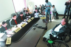 66岁花甲敬老院内受审 坐轮椅跑郊县的最牛京城碰瓷人（图）