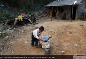 广西6岁艾滋孤儿一个人生活 潸然泪下