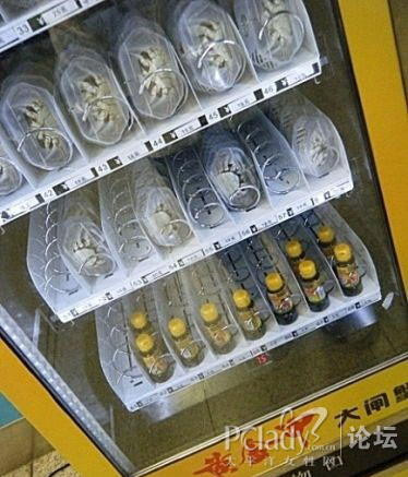 新鲜:南京地铁一号线内自动售卖机卖起活体大闸蟹(多图)